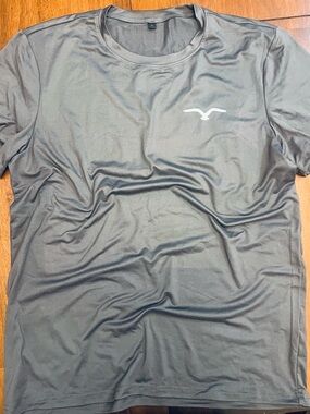 SHEIN Men's Short Sleeve Performance Tee in Graphite with Reflective Logo